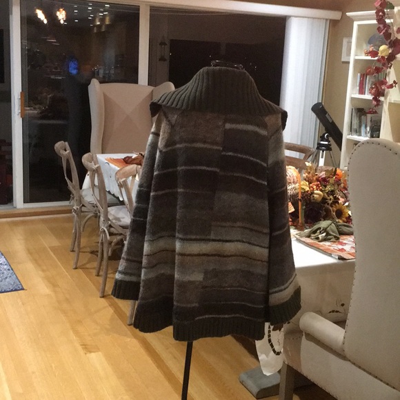 Poncho - Picture 2 of 6